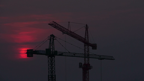 日没時のクレーン工事現場 - 映像、動画