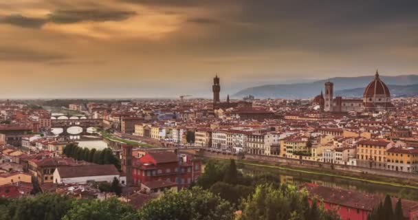 Hermosa vista en hart de la increíble ciudad de Florencia y la Catedral al amanecer, Florencia, Italia
 - Metraje, vídeo