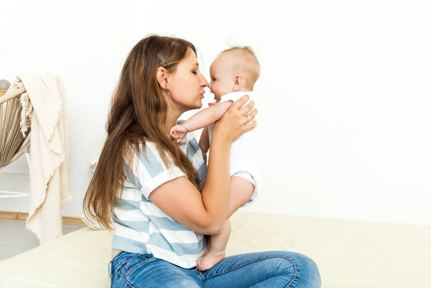 junge glückliche Mutter spielt mit kleinem Baby - Foto, Bild
