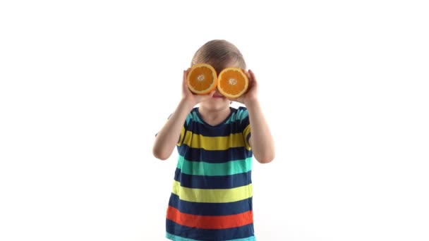 маленький хлопчик позує в студії на білому тлі з вирізаним апельсином замість очей
 - Кадри, відео