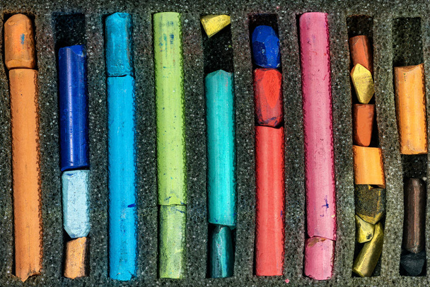 Close-up van oude pastelstokjes in een doos - Foto, afbeelding
