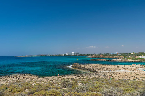 Een van de meest populaire stranden in Cyprus is Nissi Beach, evenals de omgeving. - Foto, afbeelding