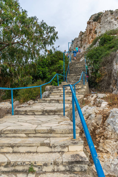 Droga na szczyt kościoła w Protarasie na Cyprze. Kościół Proroka Eliasza. - Zdjęcie, obraz