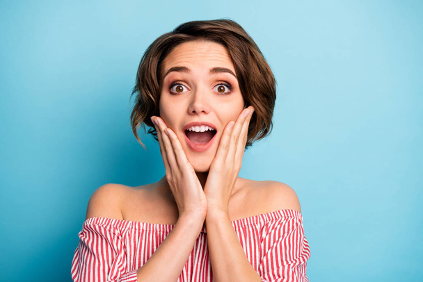 Close-up portrait of her she nice attractive lovely pretty winsome amazed cheerful cheery brown-haired girl great luck news isolated over bright vivid shine vibrant blue color background - Foto, imagen