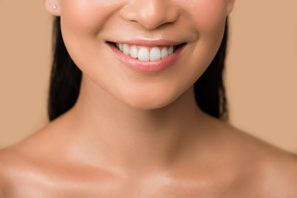 abgeschnittene Ansicht des Lächelns schön nackt asiatische Mädchen isoliert auf beige - Foto, Bild