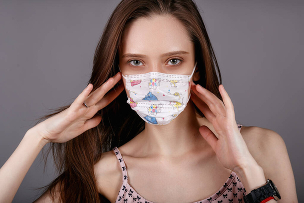    The girl in the medical mask - Foto, afbeelding