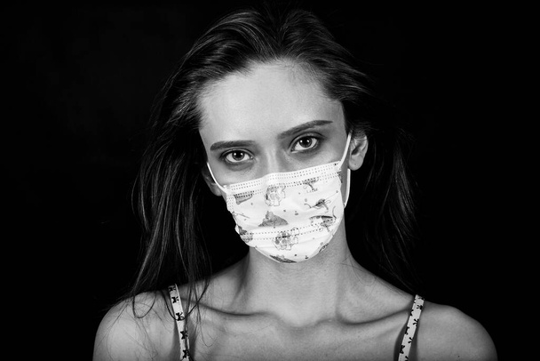    The girl in the medical mask - Foto, afbeelding