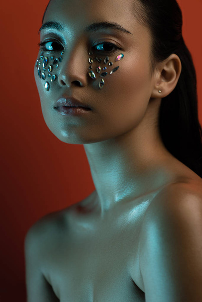 piękny nagi Azji dziewczyna z błyszczące kryształy na twarz - Zdjęcie, obraz
