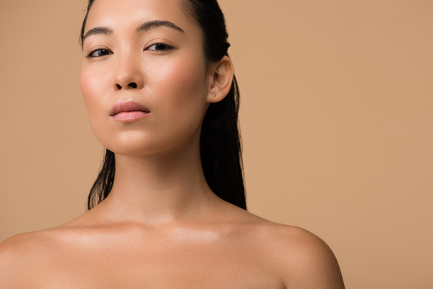 beautiful naked asian girl looking at camera isolated on beige - Φωτογραφία, εικόνα