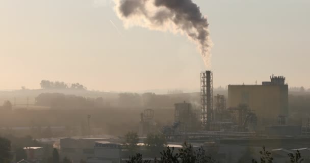 Βιομηχανικοί σωλήνες καπνίσματος, ατμοσφαιρική ρύπανση - Πλάνα, βίντεο