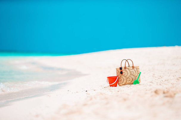 Accessori da spiaggia - borsa di paglia, cappello e occhiali da spiaggia - Foto, immagini