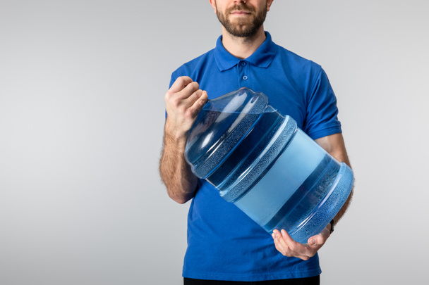 Viljelty näkymä kuriiri tilalla pullotettua vettä eristetty sininen
 - Valokuva, kuva