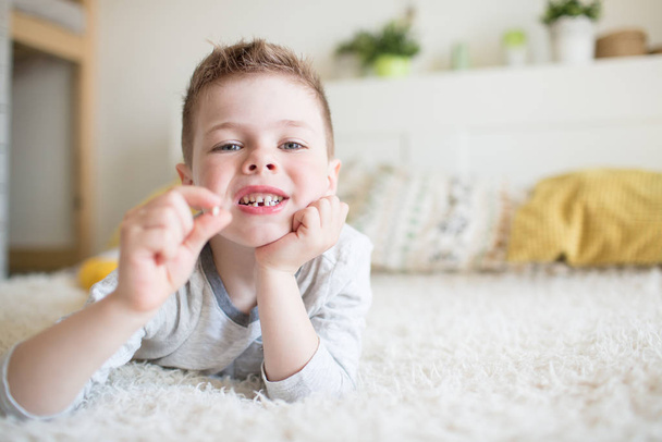 Tiener kind met een tand afgehaakt - Foto, afbeelding