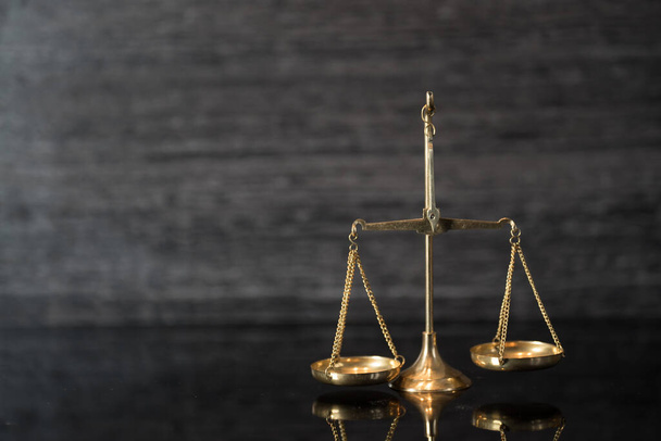 Весы правосудия на деревянном столе
 - Фото, изображение