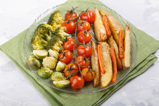 Sült zöldségek fűszerekkel és fűszerekkel a tányéron. Sárgarépa,  - Fotó, kép