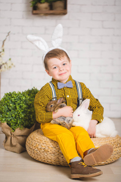 Boy with a rabbit - Foto, afbeelding