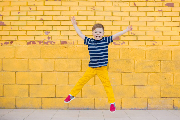 Little boy posing against the wall - Fotoğraf, Görsel