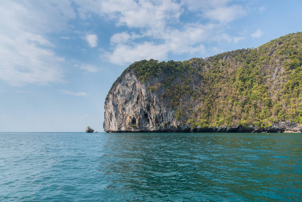 Isola di montagna sul mare cielo blu in Thailandia andaman
 - Foto, immagini