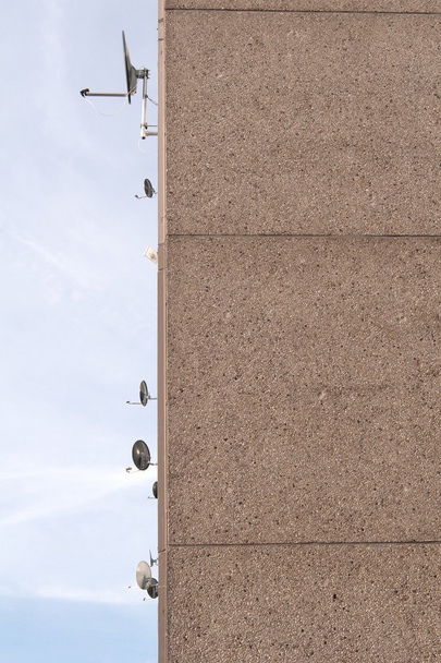 antenas parabólicas en edificio
 - Foto, imagen