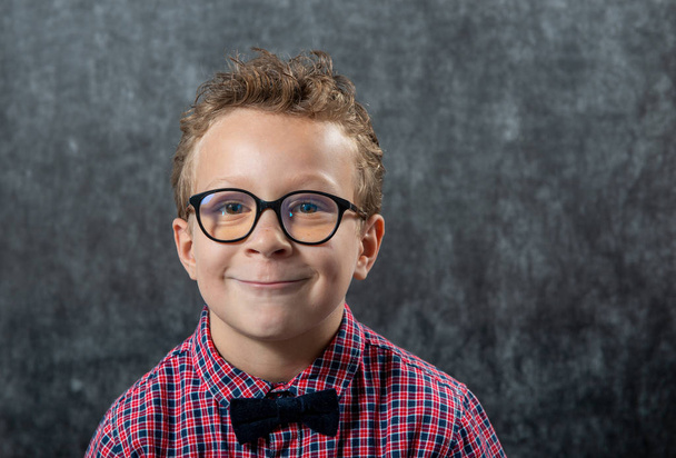 眼鏡をかけた面白い少年の肖像画 - 写真・画像