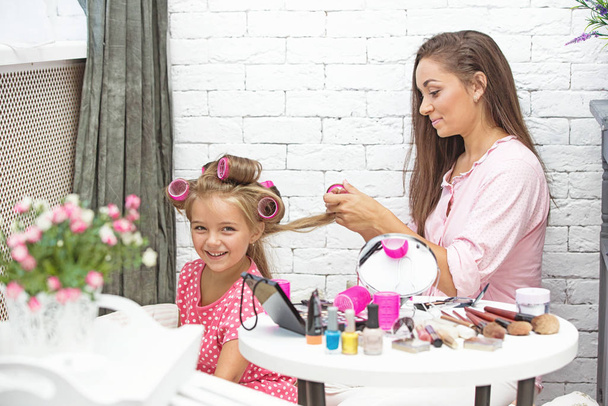 Mom and daughter do makeup - Photo, Image