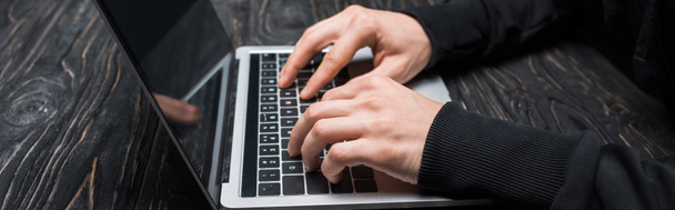 panoramatický snímek hacker psaní na klávesnici notebooku  - Fotografie, Obrázek