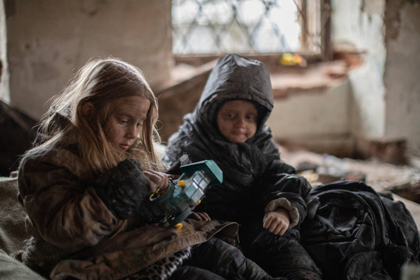 Brother and sister in abandoned house - Foto, afbeelding