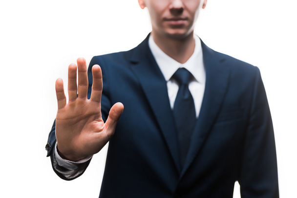 избирательный фокус бизнесмена в костюме, показывающий стоп-жест изолирован на белом
  - Фото, изображение