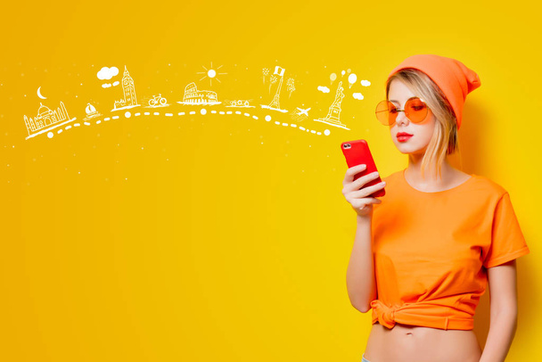 chica con gafas naranjas y teléfono móvil
 - Foto, imagen