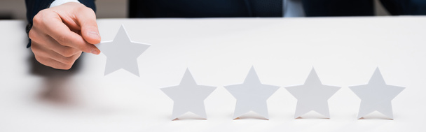Panoramaaufnahme eines Geschäftsmannes mit Stern, Qualitätskonzept  - Foto, Bild