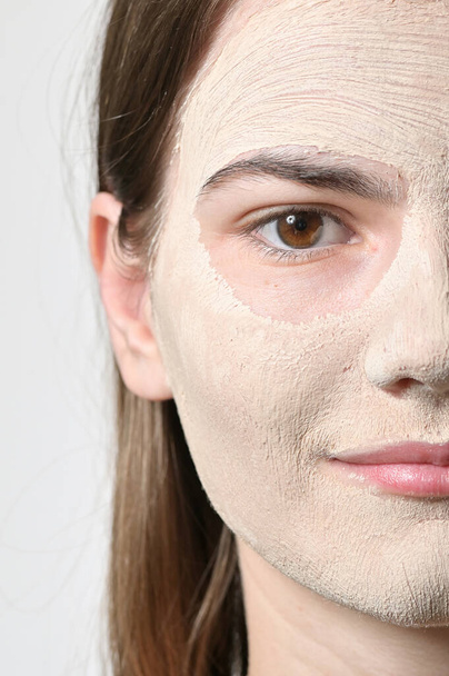 Mujer joven con máscara facial - Foto, imagen