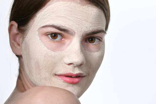 Mladá žena s obličejovou maskou - Fotografie, Obrázek