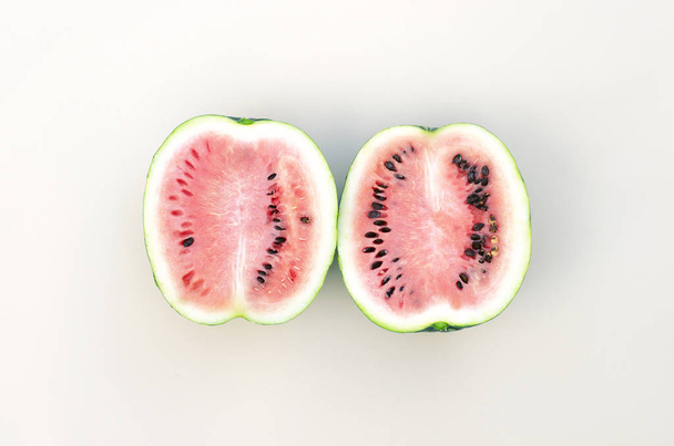 frische Hälften von Wassermelone auf hellbeigem Hintergrund.  - Foto, Bild