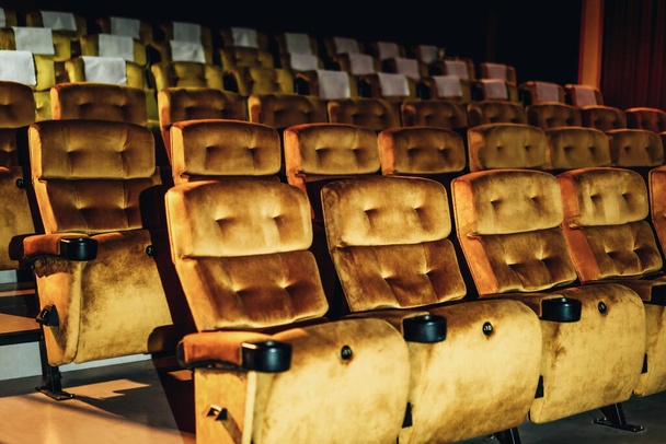 Μια σειρά από κίτρινο κάθισμα με ποπ κορν στην καρέκλα του κινηματογράφου - Φωτογραφία, εικόνα