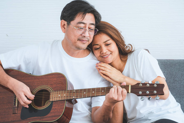 Šťastný asijský starší pár se baví doma. Staří lidé v důchodu a zdraví občané starší koncepce. - Fotografie, Obrázek