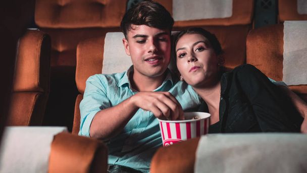Az emberek filmet néznek a moziban. Csoportos kikapcsolódás és szórakoztatás koncepciója. - Fotó, kép