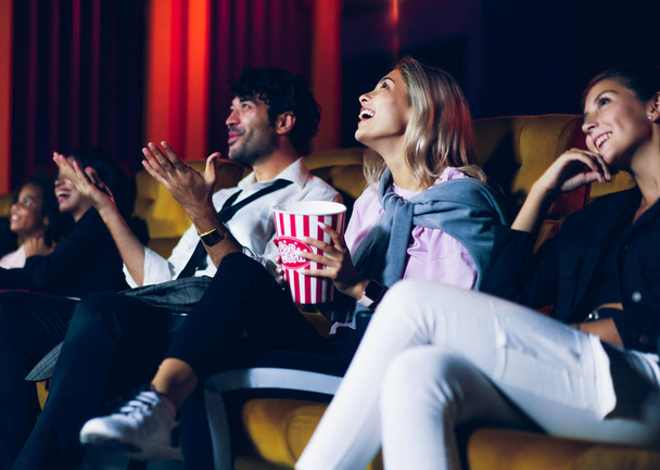 Publiczność ogląda filmy w kinie. Grupa działalność rekreacyjna i koncepcja rozrywki. - Zdjęcie, obraz