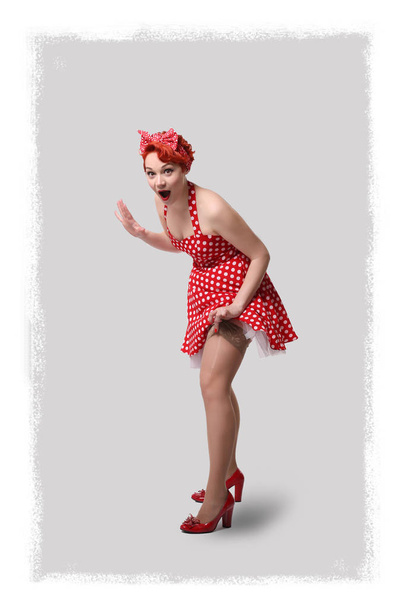 függőleges fotó szürke háttér pin-up lány polka pont ruha - Fotó, kép