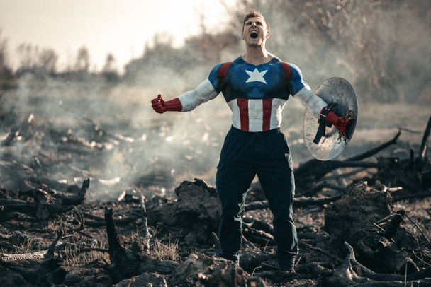 Mann als Captain America gekleidet. Captain America Cosplay Kostüm - Foto, Bild