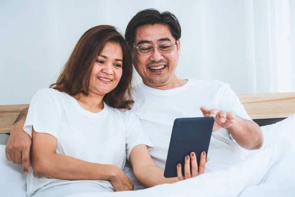 glückliches asiatisches Seniorenpaar, das gute Zeit zu Hause hat. Seniorenruhestand und gesundes Seniorenkonzept. - Foto, Bild