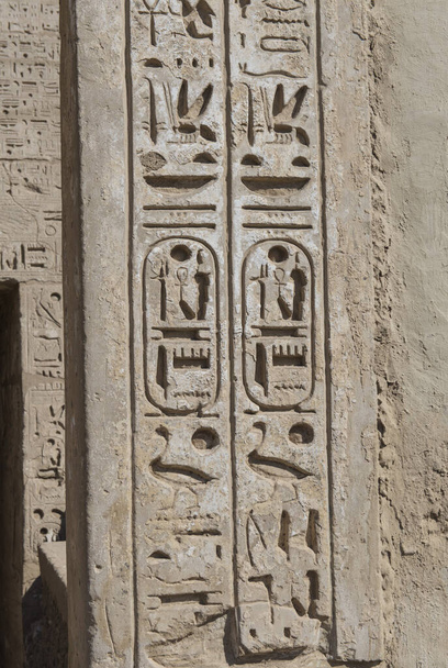 Esculturas hieroglíficas em uma antiga parede do templo egípcio
 - Foto, Imagem