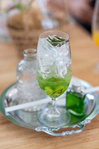 Kiwi-Fruchtsaft und Limo im Glas mit kühlem, erfrischendem Eis - Foto, Bild