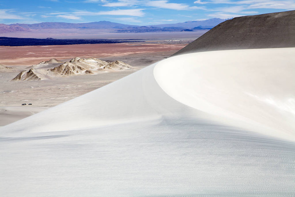 Duna bianca nel campo lavico del vulcano Caraci Pampa alla Puna de Atacama, Argentina
 - Foto, immagini