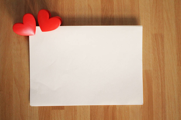 bílý prázdný papír, zapisovatelný, s červeným srdcem dekorace - Fotografie, Obrázek