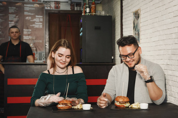 Paar isst Burger - Foto, Bild