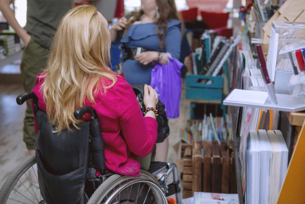 жінка в інвалідному візку
. - Фото, зображення