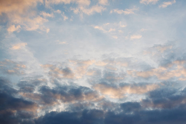 Blauwe lucht, roze wolken, zonsondergang. - Foto, afbeelding