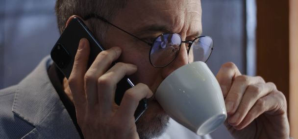 Бизнесмен разговаривает по мобильному телефону
 - Фото, изображение