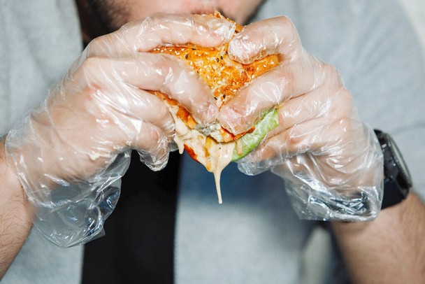 Man eats burger - Foto, afbeelding