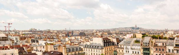 Panoraamanäköala, Pariisin antennihorisontti kaupungin keskustassa, Sacre Coeur Basilica, kirkot ja katedraalit, arkkitehtuuri, talojen katot, kadut maisema, Pariisi, Ranska
 - Valokuva, kuva